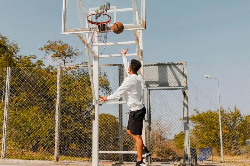 Pha đi bóng gần rổ để ghi điểm(Lay up) Pha đi bóng gần rổ để ghi điểm(Lay up)