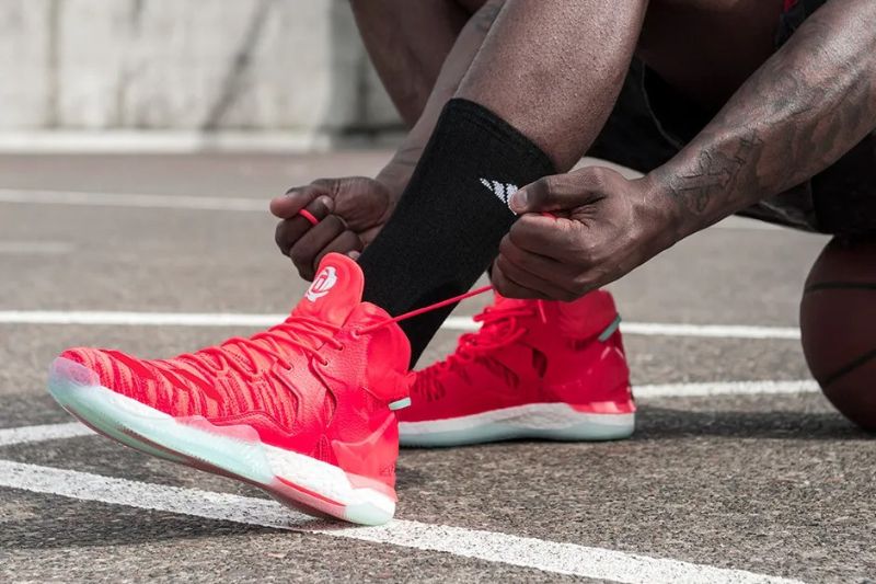 Adidas D Rose series phù hợp với vai trò đa năng của tiền đạo phụ