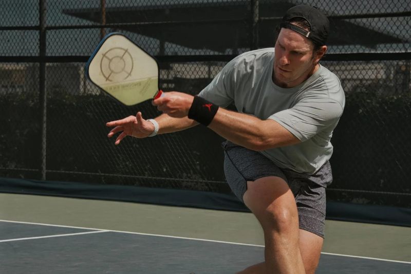 Chọn trang phục vừa vặn, có độ co giãn tốt sẽ giúp người chơi Pickleball thoải mái hơn Chọn trang phục vừa vặn, có độ co giãn tốt sẽ giúp người chơi Pickleball thoải mái hơn