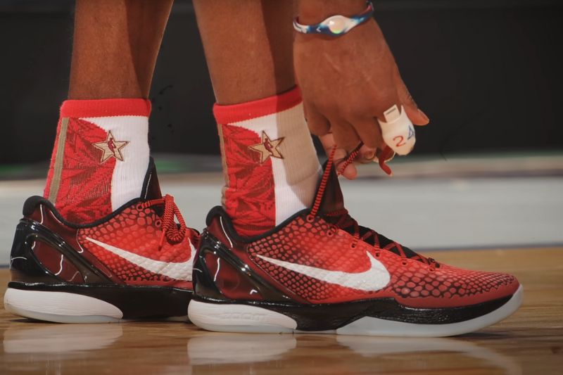 Nike Kobe series mẫu giày được thiết kế cho sự linh hoạt và tốc độ, với đệm êm và độ bám tốt.