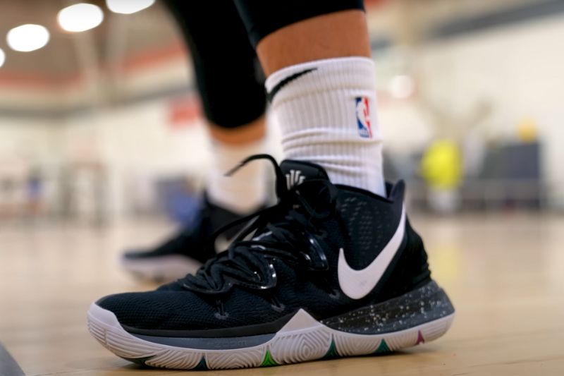 Nike Kyrie series mẫu giày thiết kế cho sự linh hoạt, nhẹ và có độ bám cao, phù hợp với lối chơi của hậu vệ dẫn bóng Nike Kyrie series mẫu giày thiết kế cho sự linh hoạt, nhẹ và có độ bám cao, phù hợp với lối chơi của hậu vệ dẫn bóng