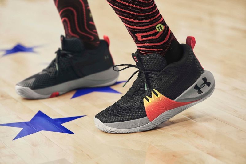 Under Armour Embiid series có thiết kế đặc biệt cho trung phong với hỗ trợ và độ bền cao