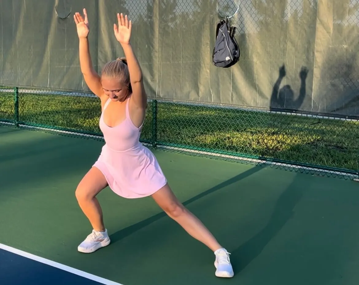 Chùng chân ngang với tay giơ lên (Lateral lunge with arms raised)